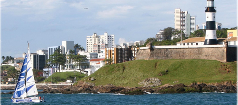 Corpo de homem é encontrado preso às pedras atrás do Farol da Barra