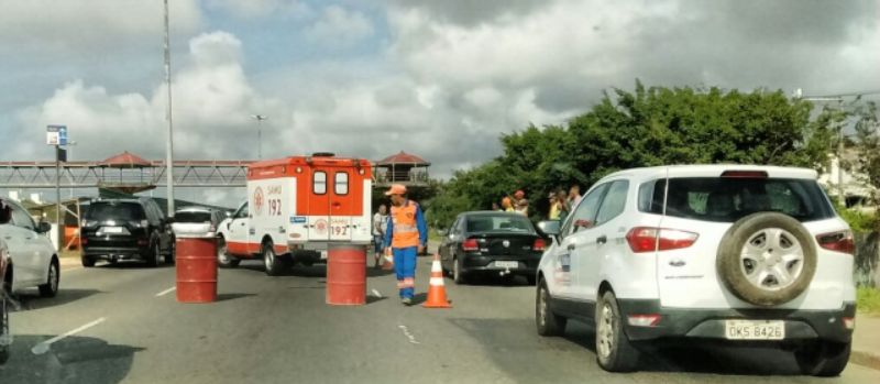 Acidente na Av.Paralela, nas imediações do Wet&#8217;n Wild deixa trânsito bastante congestionado na via