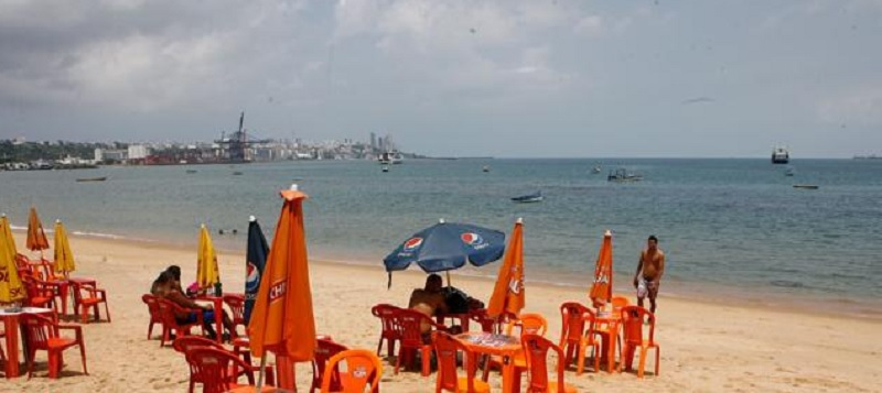 O MAR NÃO TÁ PRA PEIXE: Tubarão é flagrado nadando nas praias da Cidade Baixa; Assista ao vídeo