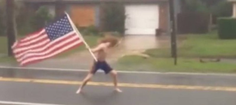 Com bandeira dos EUA e ao som de heavy metal, homem &#8216;enfrenta&#8217; furacão Matthew; Veja vídeo