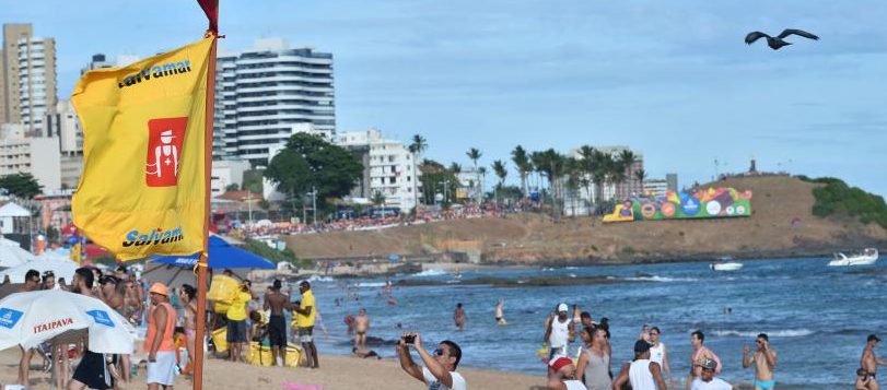 CHOCANTE: Banhistas localizam feto boiando na praia da Barra; Polícia é acionada