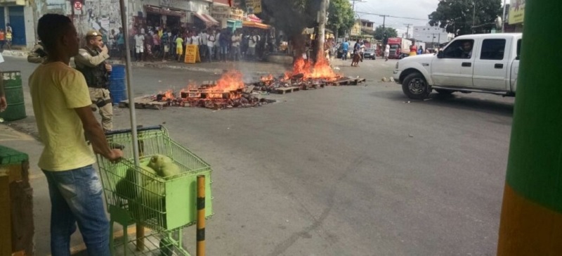 PROTESTO: Moradores param trânsito e acusam polícia por morte de jovem no bairro de Valéria