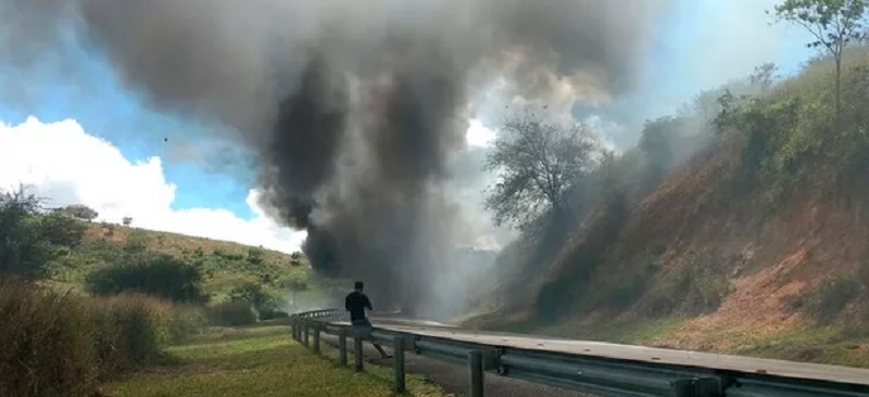 É FOGO! É FOGO!: Carreta pega fogo e bloqueia a BR-116 em Jaguaquara;  Assista ao vídeo