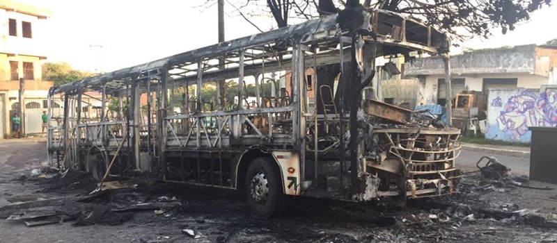 TENSÃO: Ônibus é incendiado em Águas Claras e coletivos param de circular no bairro