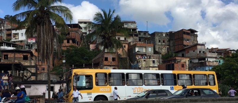 BR 324: Tentativa frustada de assalto a ônibus termina com feridos e assaltante morto