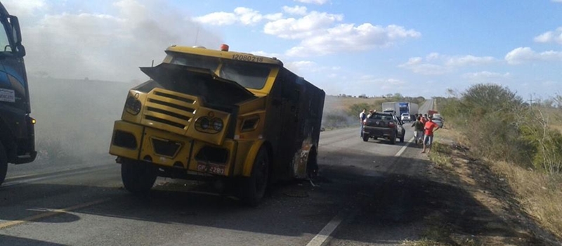 FILME REPETIDO: Bandidos voltam a atacar na BR-116 e explodem carro-forte no interior da Bahia