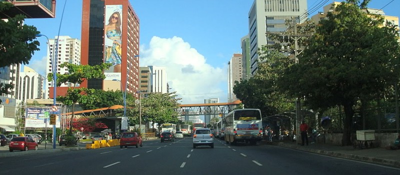 TRÂNSITO: Intervenção para retirar peça de uma passarela provoca alteração em avenida de Salvador; Confira