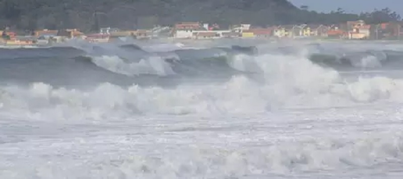 &#8216;O MAR NÃO TÁ PRA PEIXE&#8217;: Marinha emite alerta sobre mau tempo em Salvador; Previsão ondas de três metros