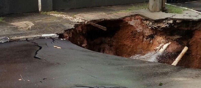 TRÂNSITO: Adutora rompe e provoca um grande buraco em rua de Brotas