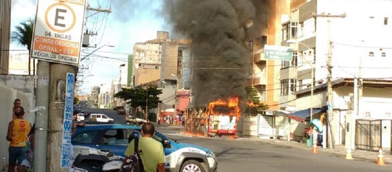 MANHÃ QUENTE: Ônibus é consumido pelo fogo no bairro de Amaralina