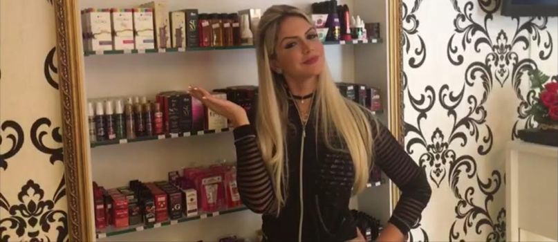 DICAS DA BARBIE: Brunah Canutho vai até sex shop apresentar novidades ao público feminino; Veja