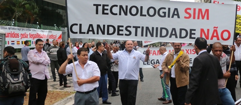 TAXISTAS CONTRA-ATACAM: Motoristas lançam próprio aplicativo de táxi para combater altas taxas