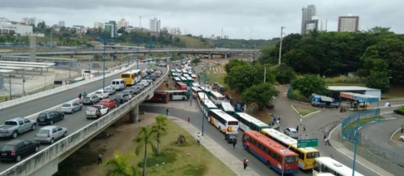 MOBILIDADE: Protestos causam transtornos nas principais avenidas da capital baiana; Confira vídeo