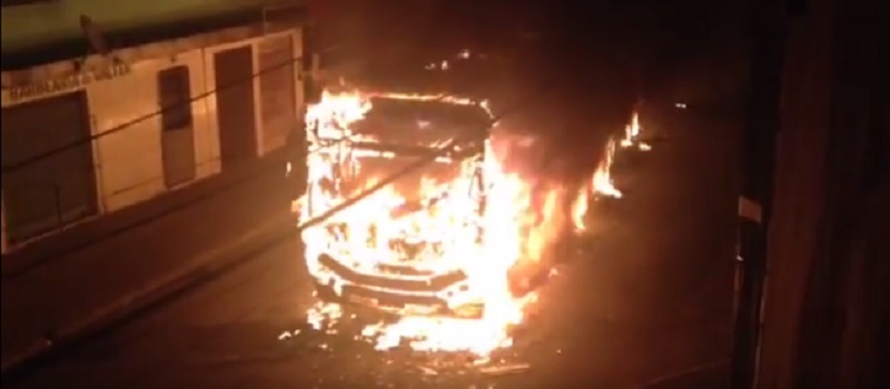 TERROR NO SUBÚRBIO: Vândalos incendeiam ônibus em Alto de Coutos; Veja vídeo