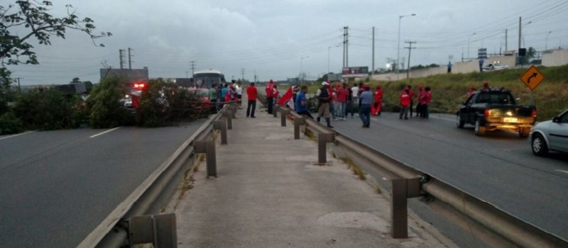 CONTRA A PEC 241: Protestos interditam rodovias baianas em Camaçari