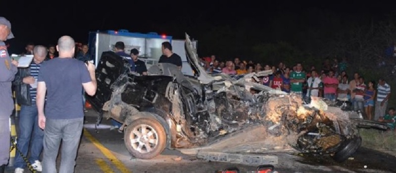 ACIDENTE FATAL: Casal morre após carro colidir com carreta na BA-262