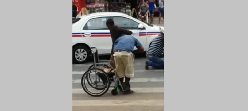 SERÁ MILAGRE, MEU DEUS?: Suposto cadeirante levanta e anda nas ruas de Salvador; Assista ao vídeo