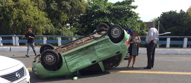 SUSTO NO VIADUTO: Carro de mulher que seguia para velório capota em Salvador; Veja vídeo