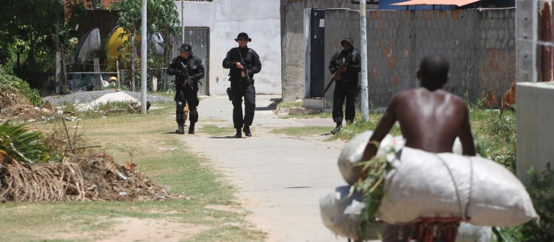 Em sexta movimentada, PM mata &#8216;Indío&#8217; e &#8216;Bindola&#8217; e prende &#8216;Mata Rindo&#8217; e &#8216;Garotinho&#8217;