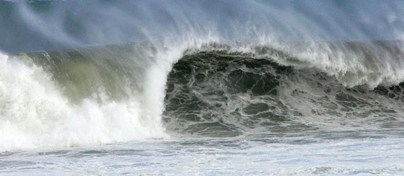 ATENÇÃO: Marinha mantém alerta para mar com ondas de até três metros e meio