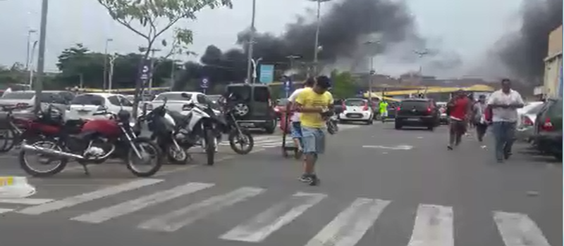 Manifestantes colocam fogo em ônibus no São Cristóvão em resposta a morte de jovem; Veja vídeo