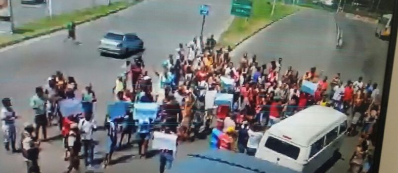 SÃO CRISTÓVÃO: Em protesto por conta da violência, moradores interditam principal via do bairro