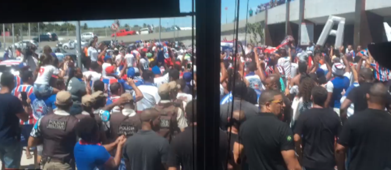 DO SUSTO PARA A FESTA: Torcida do Bahia lota aeroporto para recepcionar delegação; Veja vídeos