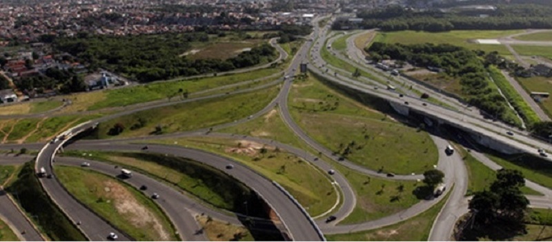 SÃO CRISTÓVÃO: Caminhonete pega fogo embaixo de viaduto; Trânsito fica prejudicado