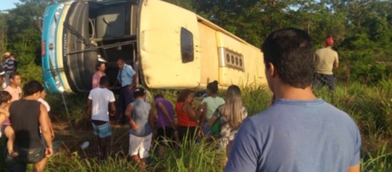 SUSTO: Ônibus tomba com passageiros na Rodovia BA-447 no município de Angical