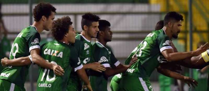 &#8220;ÊÊÊ, VAMOS, VAMOS, CHAPÊ&#8221;: Imagens da alegria do vestiário dos jogadores do clube