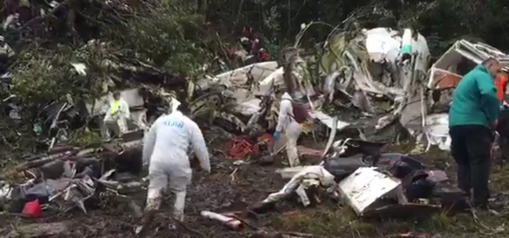 CHAPECOENSE: Mais de 100 pessoas estão trabalhando na remoção dos corpos