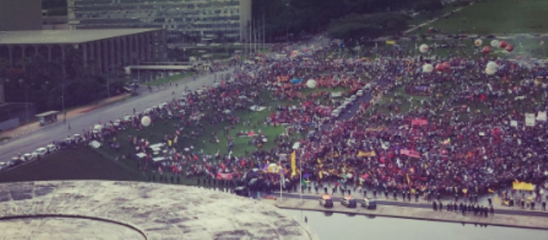 #OCUPA? Manifestantes protestam em frente ao Congresso contra PEC do Teto de Gastos