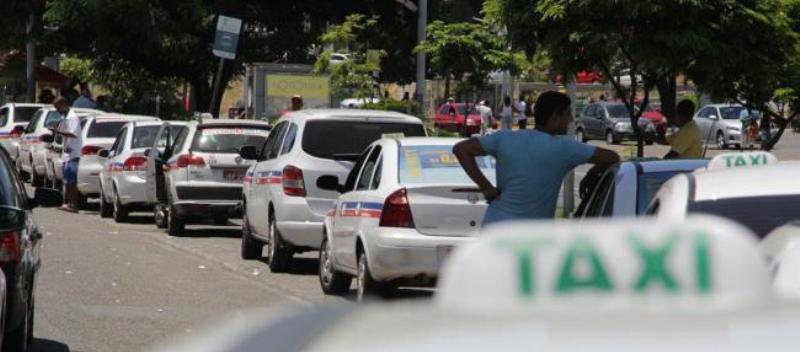 ESTRATÉGIA: Para competir com uber, taxistas estudam abrir mão da bandeira 2 em dezembro