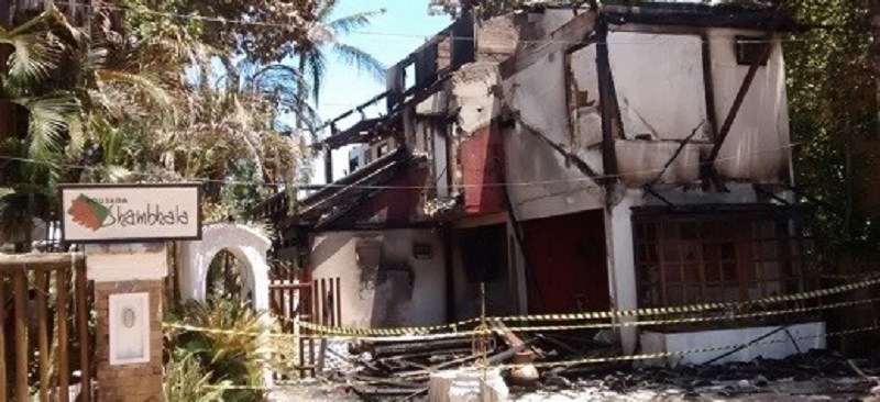 FOGO DESTRUIDOR: Incêndio destrói pousada no extremo sul da Bahia