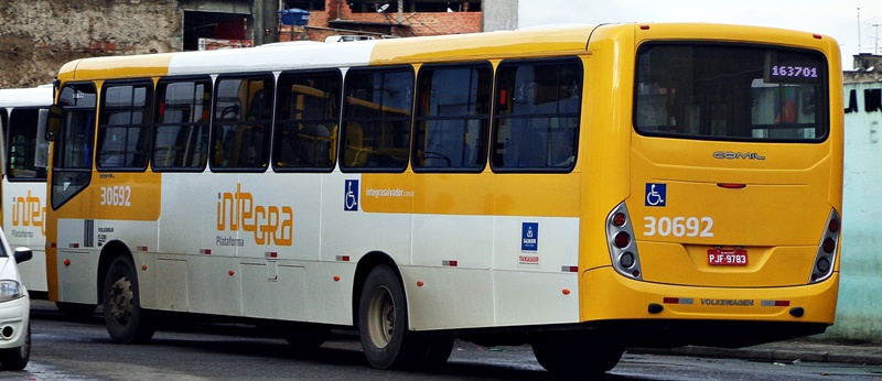 ÔNIBUS: Tentativa de assalto termina com dois baleados no Comércio