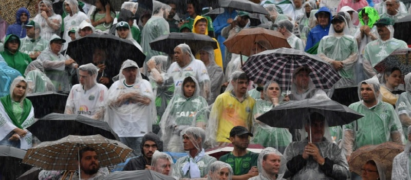 EMBAIXO DE CHUVA: Multidão dá adeus a heróis da Chape na Arena Condá