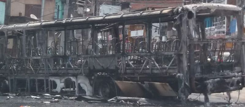 ÔNIBUS EM CHAMAS: Por suposta agressão policial, população protesta em São Marcos