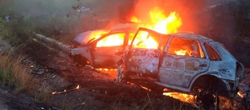 ACIDENTE FATAL: Colisão entre dois carros deixa motoristas mortos na BR-101