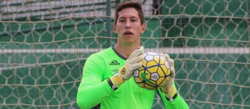 JACKSON FOLLMANN: Goleiro da Chape tem previsão de chegada hoje ao Brasil