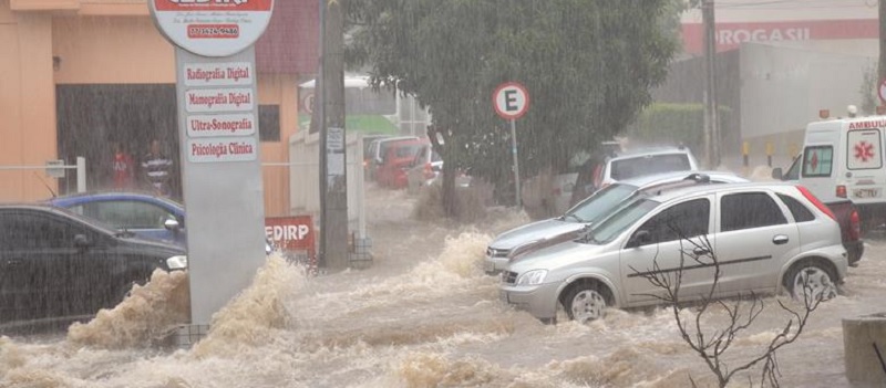 TEMPORAL: Força da chuva arrasta carros e interdita ruas em Vitória da Conquista; Veja vídeos