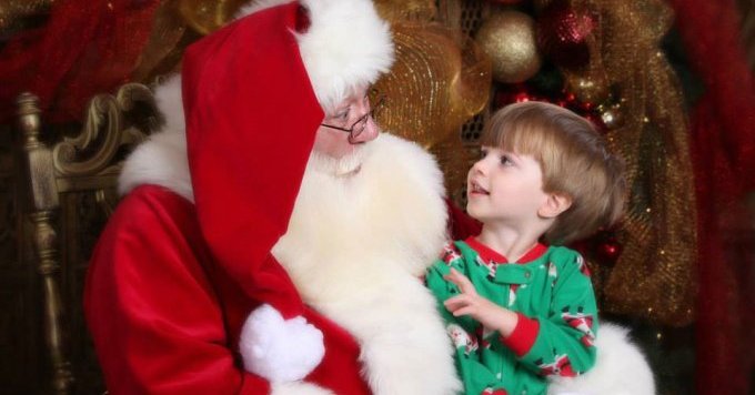 Menino de 5 anos morre nos braços do &#8216;bom velinho&#8217; após fazer último pedido: &#8220;Papai Noel, você pode me ajudar?&#8221;