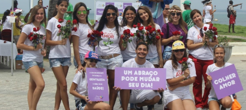 Ação &#8216;Plante Amor&#8217; leva solidariedade ao Farol da Barra neste domingo