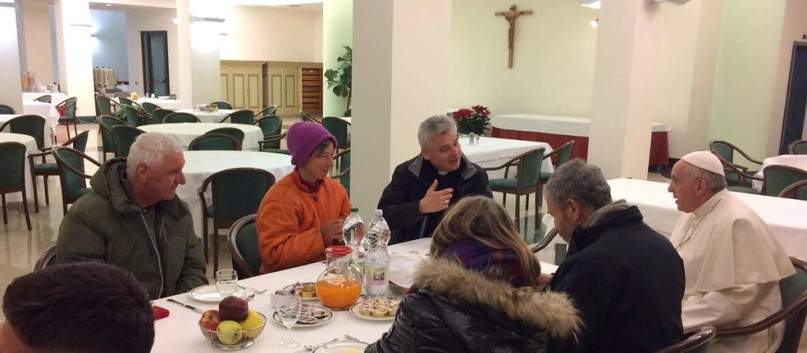 &#8216;NOBREZA&#8217;: No dia do seu aniversário de 80 anos, papa Francisco toma café da manhã com oito sem-teto