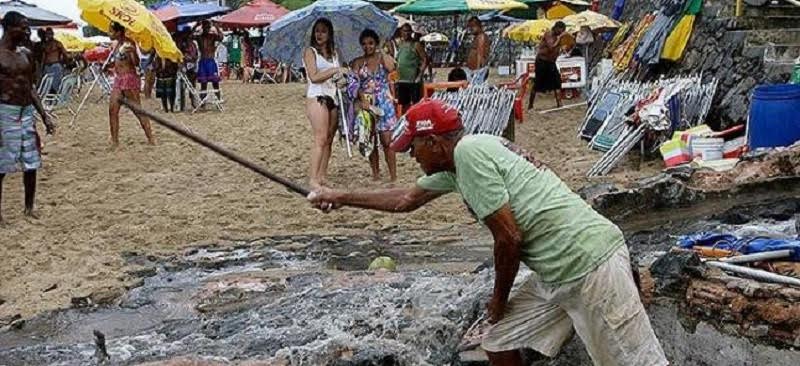 LAMA E CAOS: Em vídeo de banhista, esgoto avança sobre areia e deságua no Porto da Barra