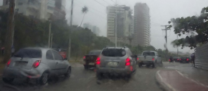 TRÂNSITO EM SALVADOR: Por conta de pistas molhadas, motoristas devem dobrar atenção