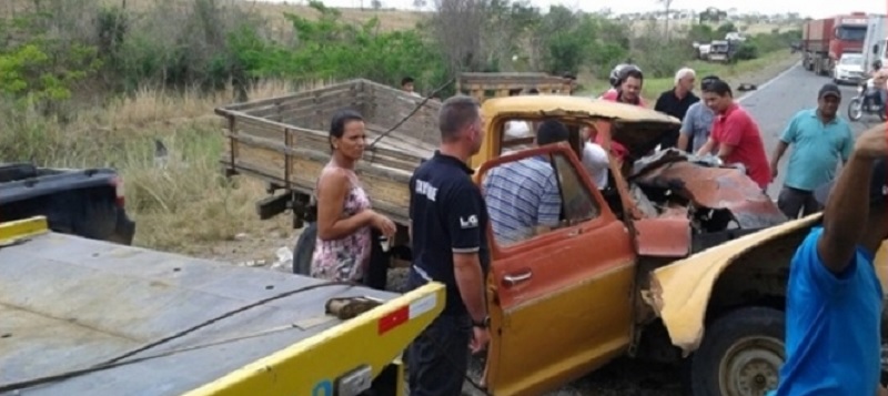 PERDEU O CONTROLE: Motorista morre e outro fica ferido após colisão com caminhão cegonha na BR-116