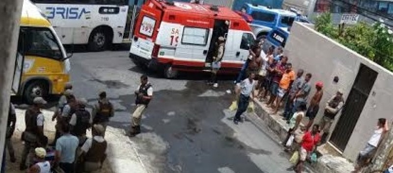 Homem é morto após tentativa frustrada de assalto a microônibus em Itapuã