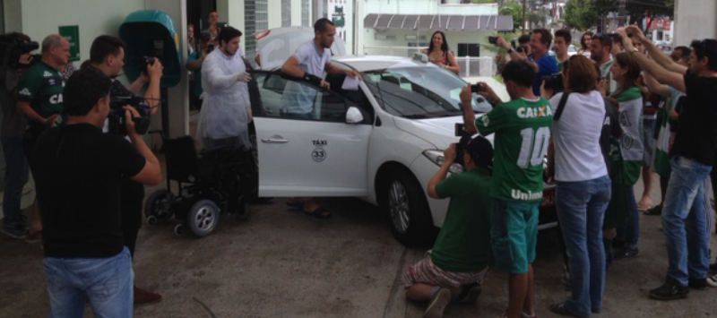 CHAPECOENSE: Após mais de vinte dias internado, zagueiro Neto deixa hospital e vai para casa