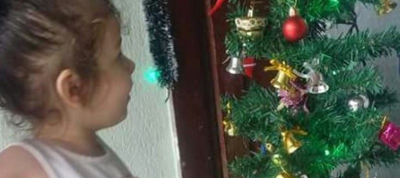 EMOCIONANTE: Menina que deixou de ser cega vê árvore de Natal pela primeira vez; Veja vídeo