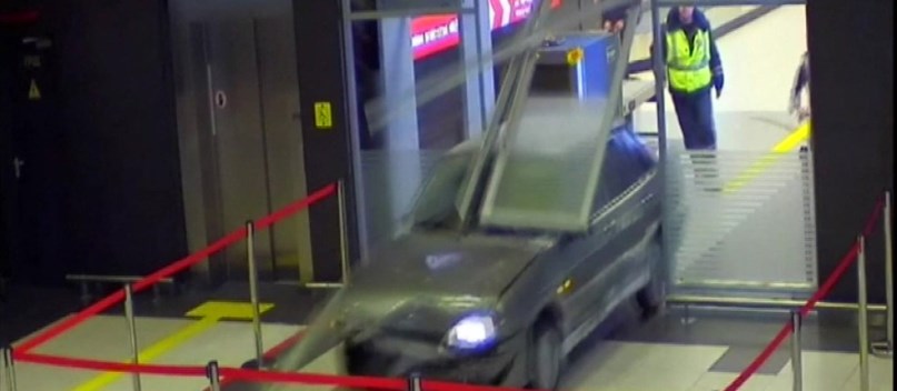 &#8216;IN LOVE&#8217;: Perdidamente apaixonado, motorista bêbado invade aeroporto na Rússia com carro; Veja vídeo